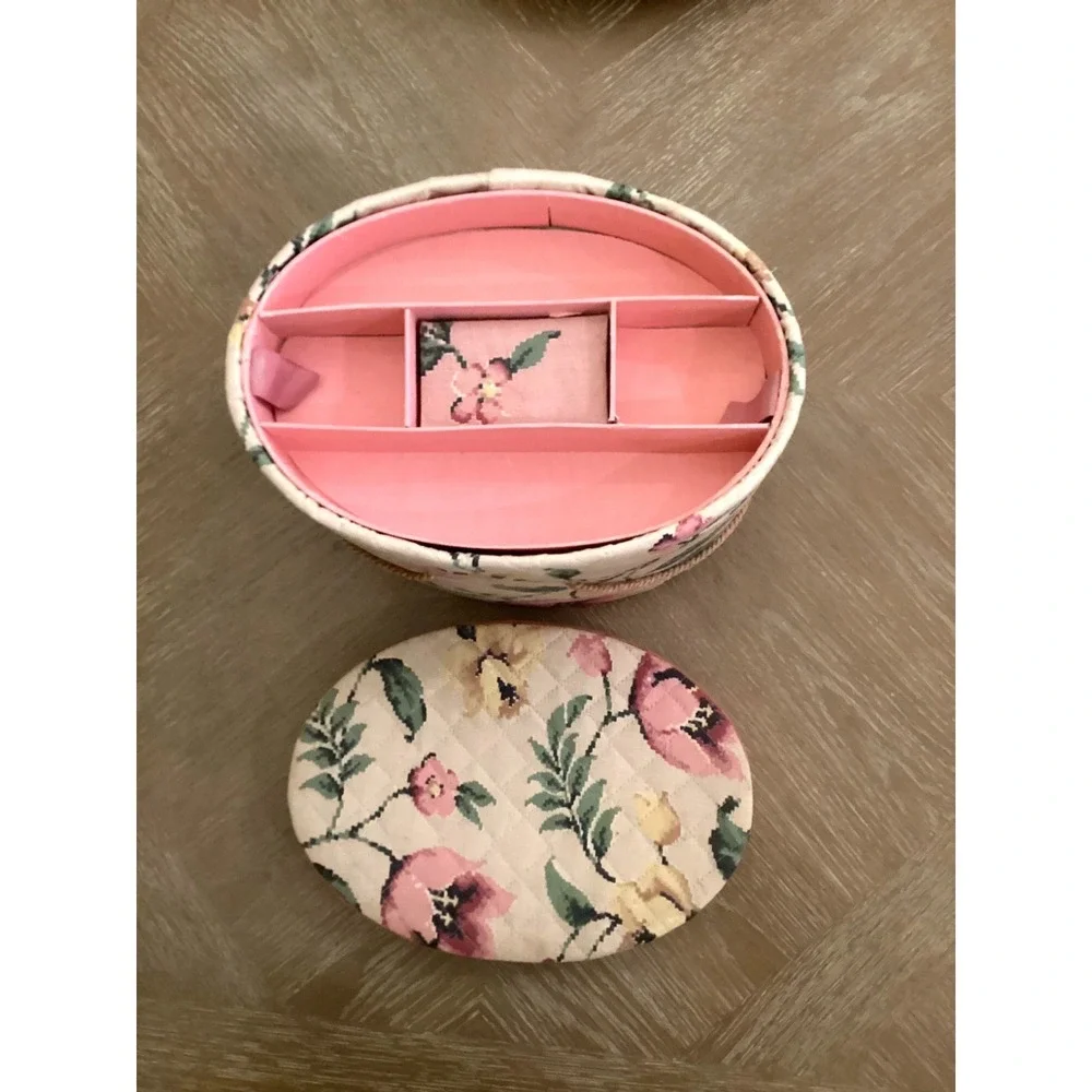 VINTAGE DREAM HOUSE CLOSET/SEWING ACCESSORIES JAYHAWK NY BOX IN QUILTED FLORAL